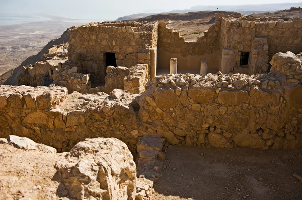 Ruinas de la antigua fortaleza Masada, Israel. Mar Muerto está en el backgro —  Fotos de Stock