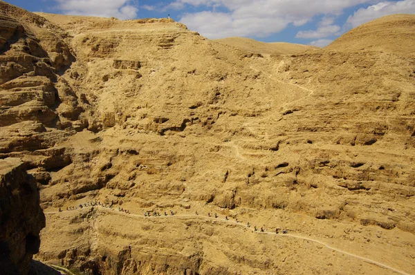 People travelling in Wadi Qelt canyon. — Stock Photo, Image