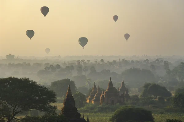 Heidentempel mit Heißluftballon. Myanmar (Burma)) — Stockfoto