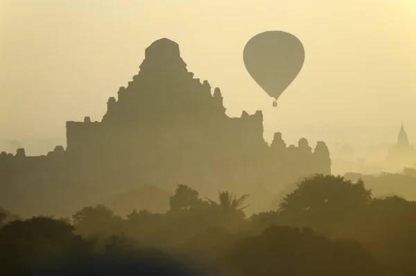 Templos de Bagan com balão de ar quente. Mianmar (Birmânia ). — Fotografia de Stock