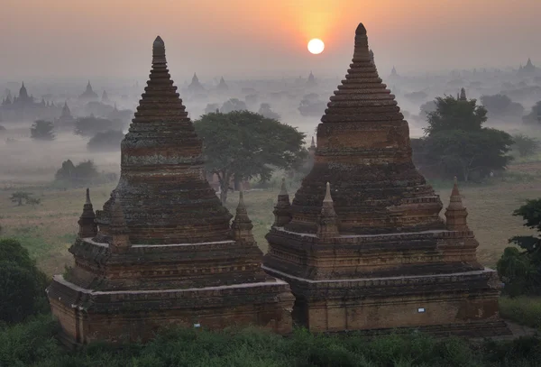 Temples of Bagan in early morning with Sun. Myanmar (Burma). — Stock Photo, Image