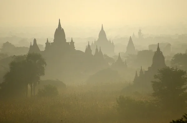 Chrámy bagan v časných ranních hodinách. Myanmar (Barma). — Stock fotografie