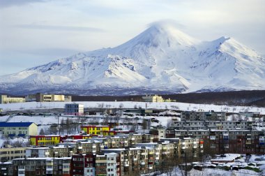 Şehir petropavlovsk-kamchatsky avacha v arka planı