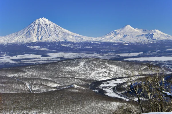 Vlcanoes van het Russische schiereiland Kamtsjatka: Sopka en Avatsja. — Stockfoto