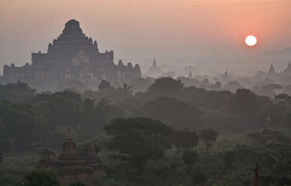 Chrámy bagan při západu slunce. Myanmar (Barma). — Stock fotografie