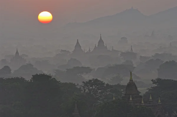 Chrámy bagan s východem slunce. Myanmar (Barma). — Stock fotografie