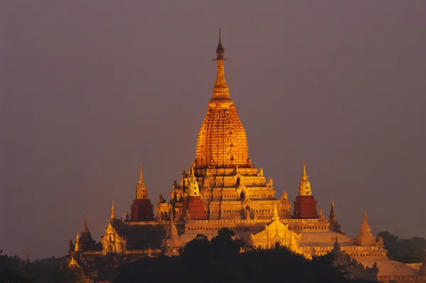 Ananda chrám bagan v podvečer. Myanmar (Barma). Royalty Free Stock Obrázky
