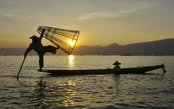 Fischersilhouette bei Sonnenuntergang, inle Lake, Myanmar (Burma)) — Stockfoto