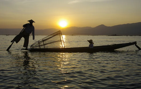 Rybář siluetu při západu slunce, inle lake, myanmar (Barma) Royalty Free Stock Fotografie