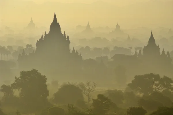 Chrámy bagan v časných ranních hodinách. Myanmar (Barma). — Stock fotografie