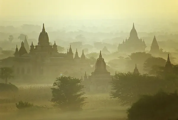 Chrámy bagan v časných ranních hodinách. Myanmar (Barma). — Stock fotografie