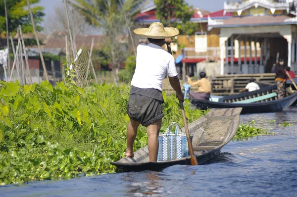 Boot met man op Inlemeer. — Stockfoto