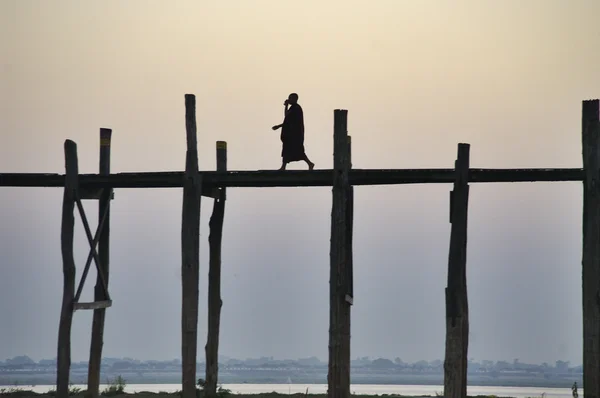 Monnik silhouet de u bein brug. — Stockfoto