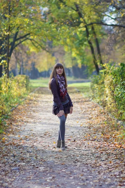 Girl walking in the park — Stock Photo, Image