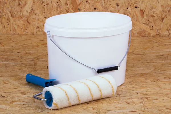 Paintroller a paint bucket — Stock fotografie