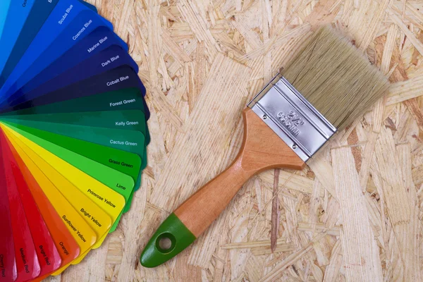 Paleta de colores de pintura y un pincel — Foto de Stock