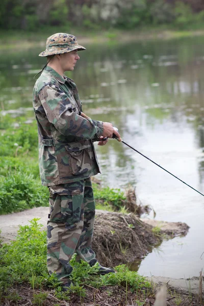 Pescador en la orilla del río — Foto de Stock