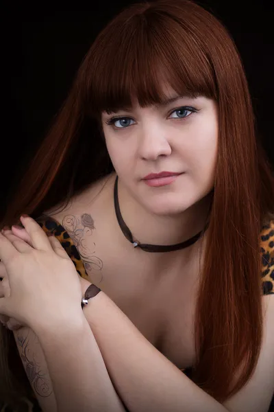 Portrait de fille aux cheveux roux avec tatouage — Photo