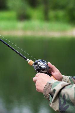 iplik makarası ve elinde