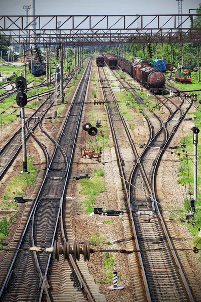 貨物列車と駅 — ストック写真