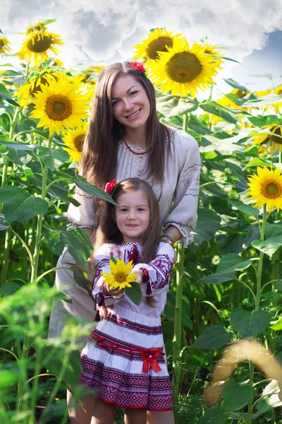 Familieportret in zonnebloemen — Stockfoto