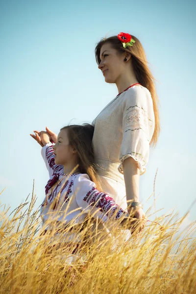 Familjeporträtt på naturen — Stockfoto