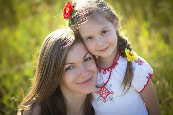 Familie portret op aard — Stockfoto