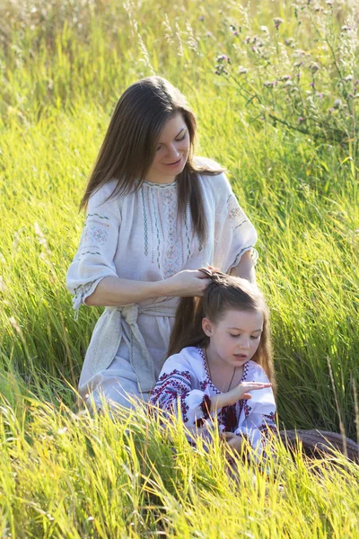 Moeder dochter weeft een vlecht — Stockfoto