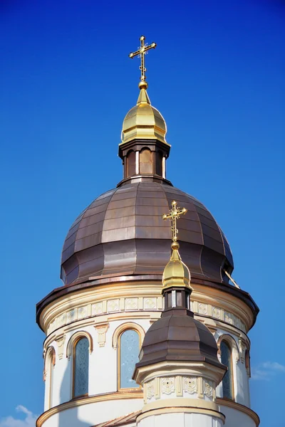 Kerkkoepels met gouden kruisen — Stockfoto