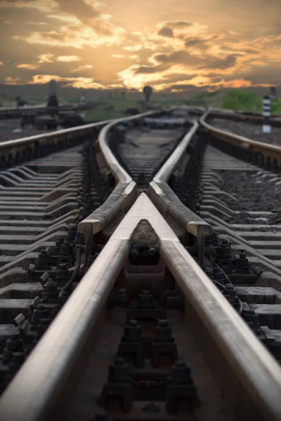 Demiryolu gün batımına doğru gidiyor — Stok fotoğraf