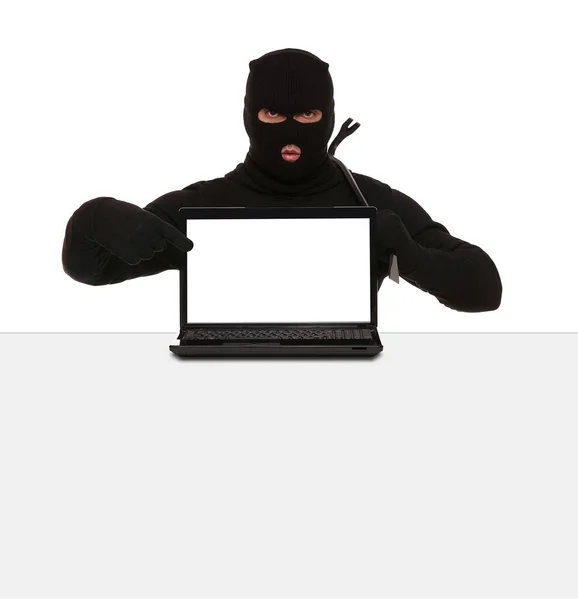 Kar Maskeli Bir Hırsız Beyaz Arka Planda Levye Dizüstü Bilgisayarı — Stok fotoğraf
