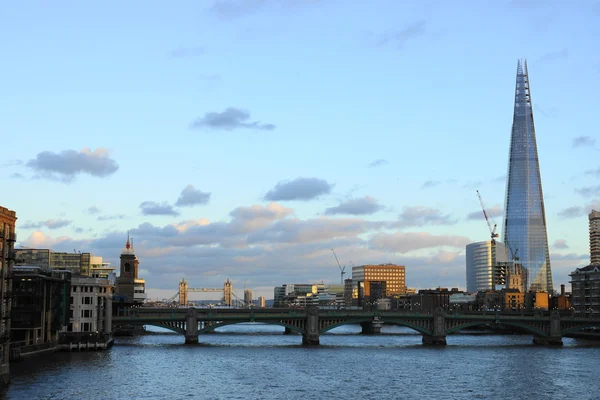 Utsikt över london med skyskrapan shard — Stockfoto