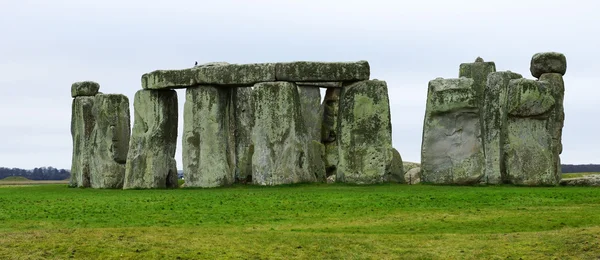 Stonehenge com grande prado verde — Fotografia de Stock