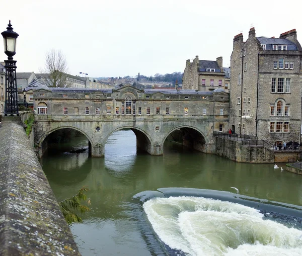 Italiensk stil bridge i bath city, england — Stockfoto