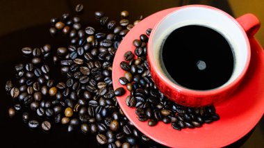 Kahve çekirdeği ve kahve fincanı.