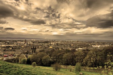 Edinburgh calton Hill göster.