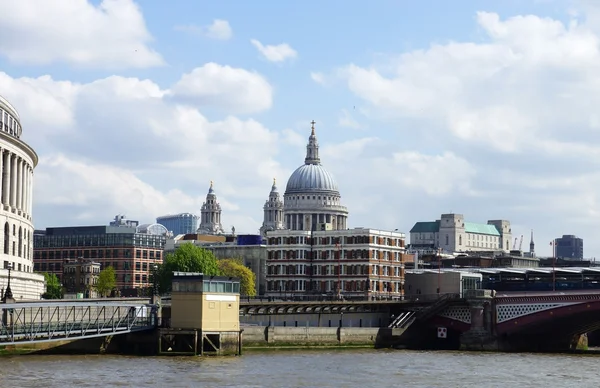 City of London en de St Paul kathedraal — Stockfoto