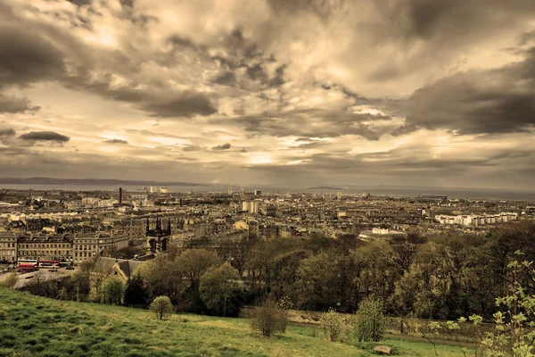 Bekijken van edinburgh van calton hill. — Stockfoto