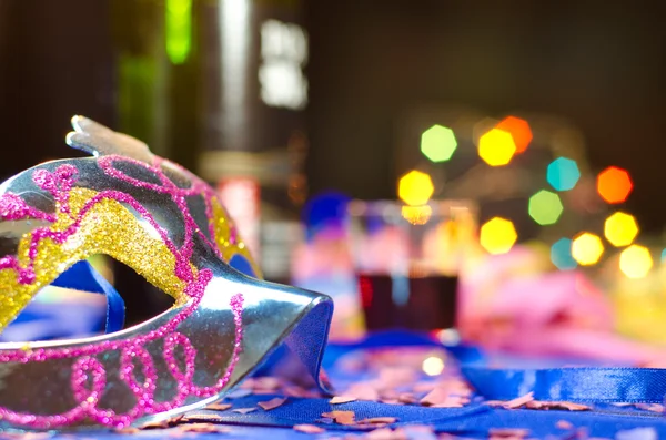 Carnival mask with drinks in the background. — Stock Photo, Image