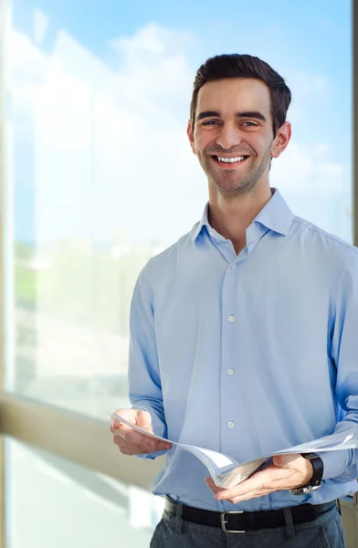 belgeleri holding başarılı genç iş adamları.