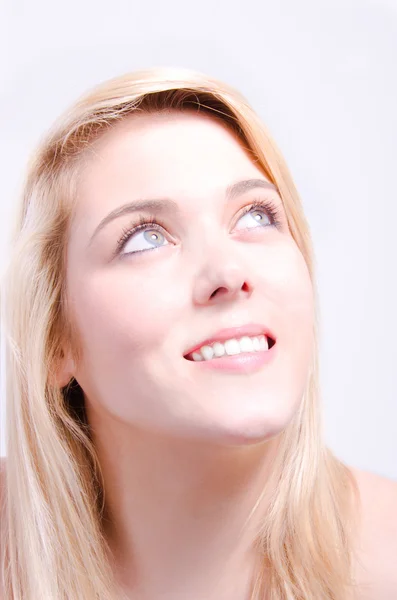 yukarı doğru seyir genç ve güzel bir kadın portresi