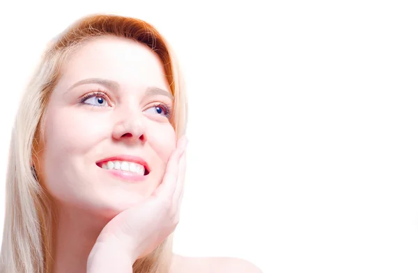 kopya alanı doğru gülen yüzü sevecen ve sarışın güzel beyaz kadın