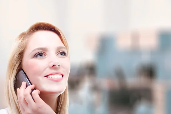 Eine schöne junge blonde Frau telefoniert mit Kopierplatz — Stockfoto