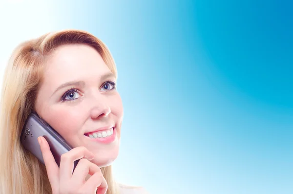 güzel bir genç sarışın kadın kopya spa ile telefon görüşmesi