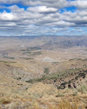 İspanya 'nın güneyindeki Almerya Vadisi bulutlu bir günde