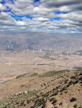 İspanya 'nın güneyindeki Almerya Vadisi bulutlu bir günde