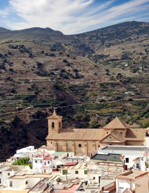 İspanya 'nın güneyindeki Almerya dağlarındaki evler 