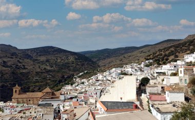 İspanya 'nın güneyindeki Almerya dağlarındaki evler 