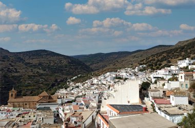 İspanya 'nın güneyindeki Almerya dağlarındaki evler 