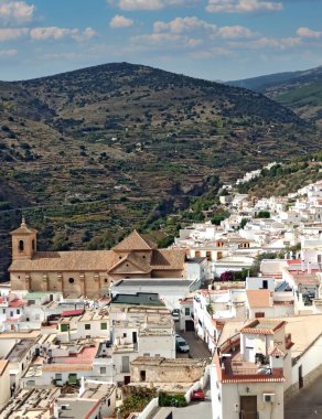 İspanya 'nın güneyindeki Almerya dağlarındaki evler 